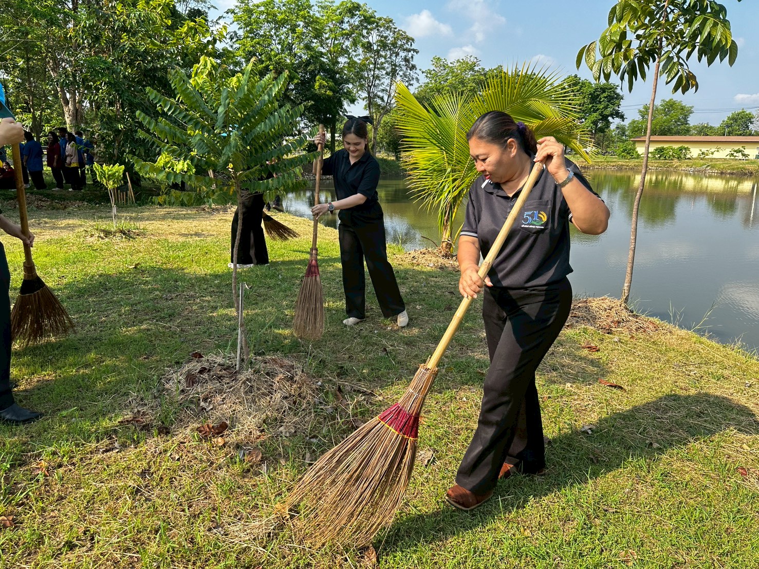 title - วันที่ 1 เมษายน 2569 นายวิทูล ประดิษฐบุญ ปฏิรูปที่ดินจังหวัดปราจีนบุรี มอบหมายให้เจ้าหน้าที่ ส.ป.ก.ปราจีนบุรี เข้าร่วมกิจกรรม จิตอาสาเนื่องในวันที่ระลึกพระบาทสมเด็จพระพุทธยอดฟ้าจุฬาโลกมหาราช และวันที่ระลึกมหาจักรีบรมราชวงศ์ 6 เมษายน 2569